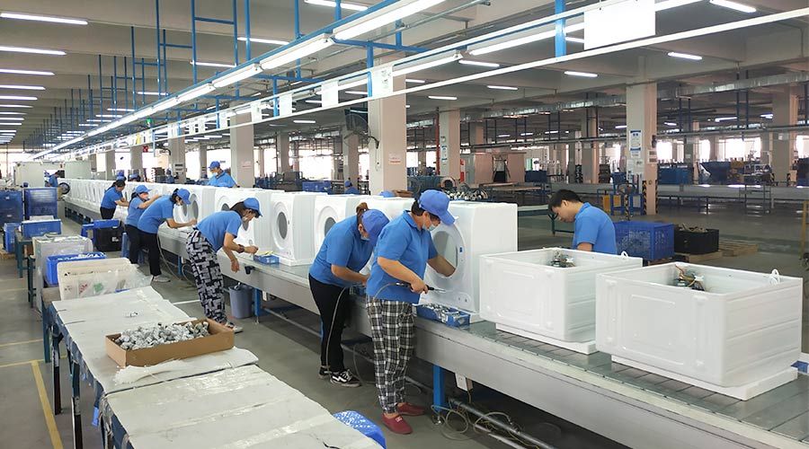 高效率！員工們忙碌地開展巴西客戶的衣物烘干機(jī)生產(chǎn)工作