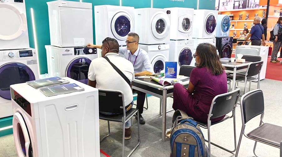 廣交會(huì)參展第一天！金環(huán)電器吸引國(guó)內(nèi)外客戶參觀交流