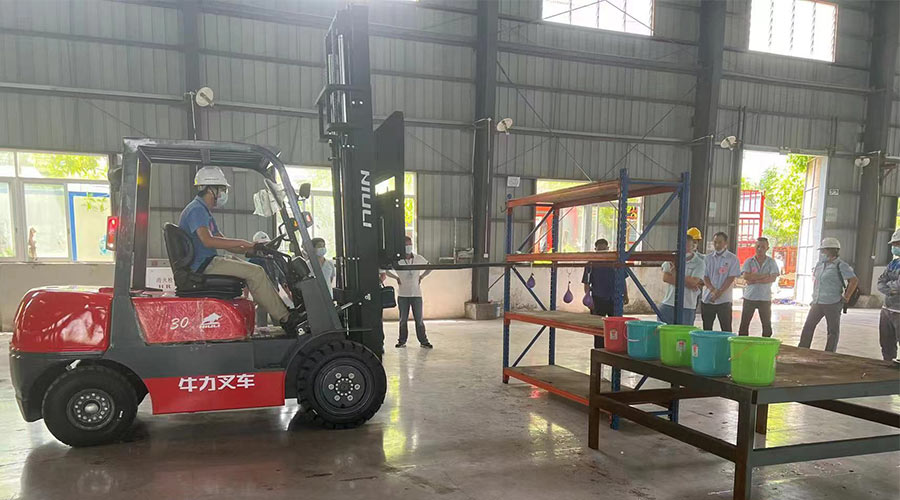 比技能 展風采！金環(huán)電器參與鶴城鎮(zhèn)第二屆企業(yè)職工叉車技能競賽