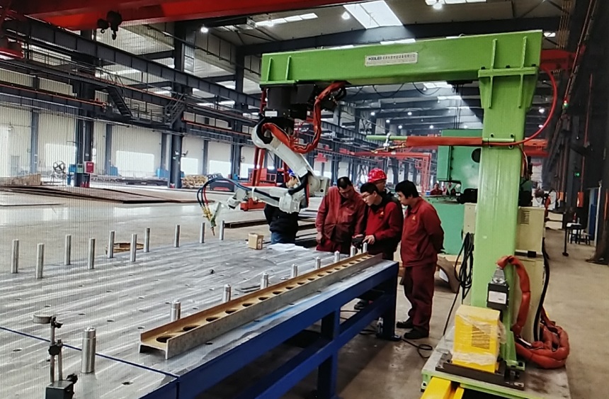 挖掘機、抓料機、抓鋼機、報廢汽車拆解機等系列產(chǎn)品加工機器人工作站