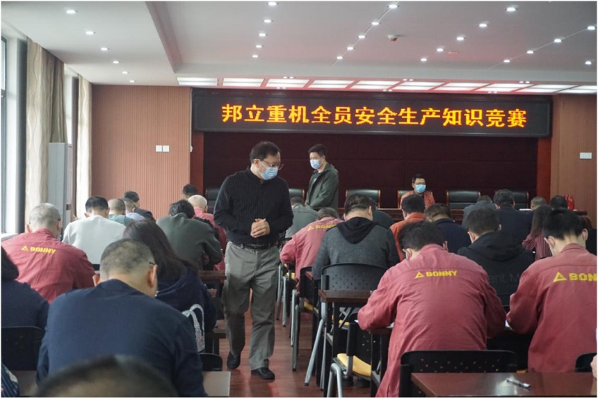 挖掘機(jī)、抓料機(jī)、抓鋼機(jī)、報廢汽車拆解機(jī)安全生產(chǎn)知識競答.jpg