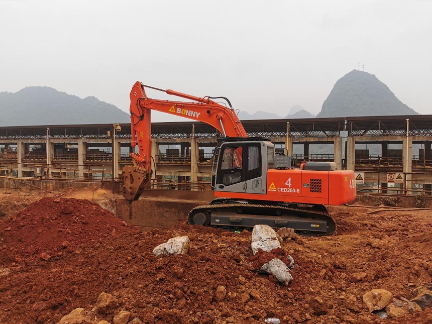 挖掘機(jī)搭配破碎錘.jpg 挖掘機(jī)搭配破碎錘.jpg