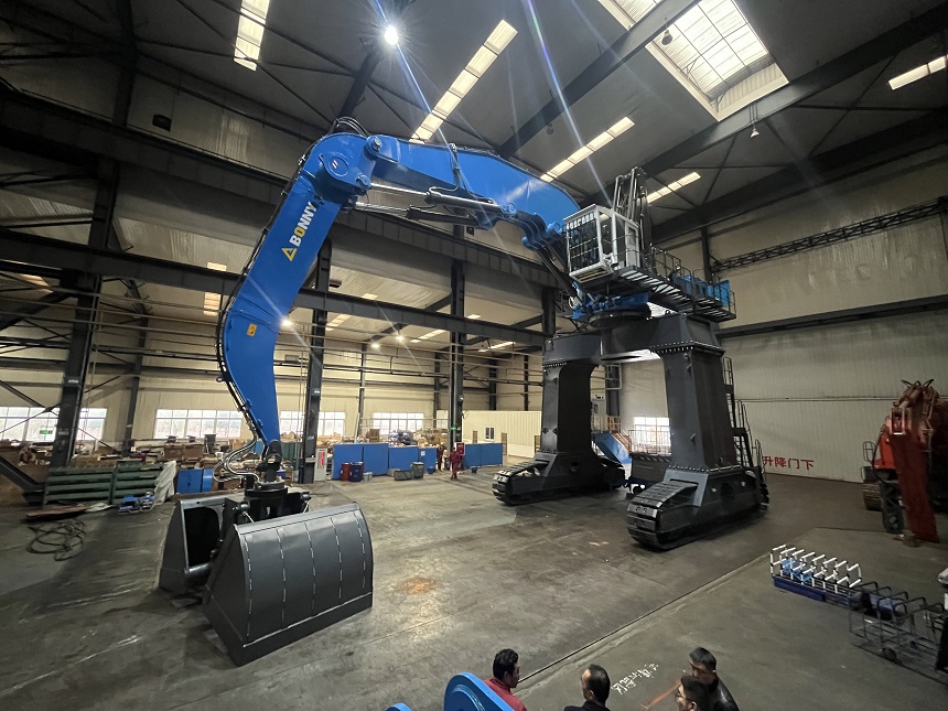 門座式抓料機(jī).jpg 門座式抓料機(jī).jpg