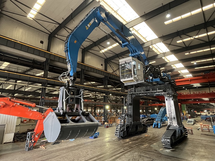 門座式抓料機(jī).jpg 門座式抓料機(jī).jpg