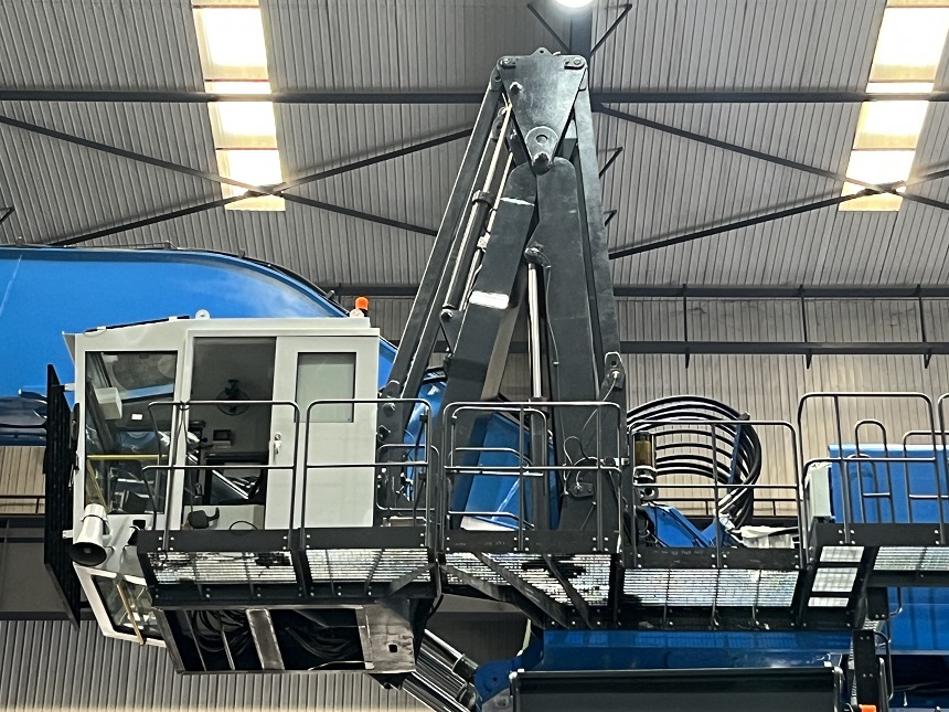 港口抓料機.jpg 港口抓料機.jpg