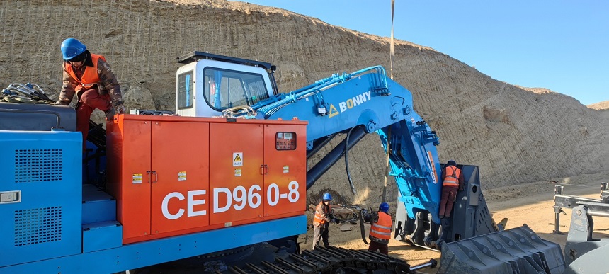 電動(dòng)挖掘機(jī).jpg 電動(dòng)挖掘機(jī).jpg